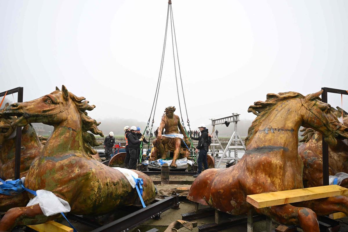 La escultura de Apolo en su Carro tras la restauración vuelve al castillo de Versalles, en las afueras de París