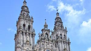 Los reyes Felipe y Matilde de Bélgica, en el centro, este miércoles a su llegada a Santiago