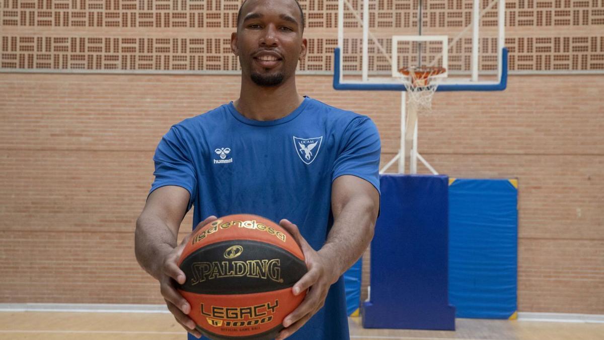 Yannis Morin, en su presentación como jugador el UCAM Murcia CB en 2024