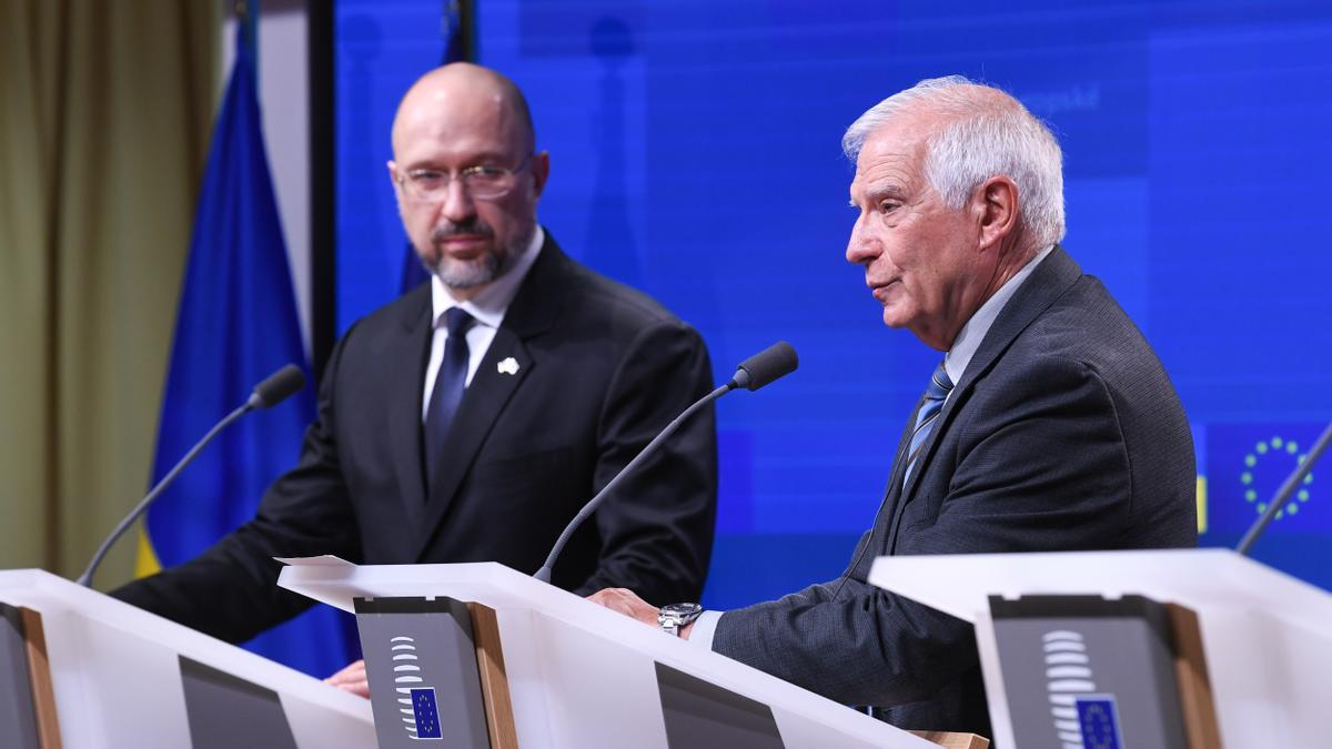 L&#039;alt representant de la UE, Josep Borrell, i el primer ministre d&#039;Ucraïna, Denys Shmyhal, en una roda de premsa després d&#039;una reunió pel Consell d&#039;Associació