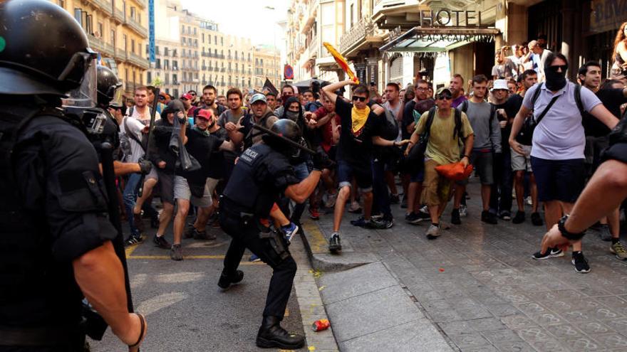 Choques entre policías y manifestantes en el referéndum del 1-O.