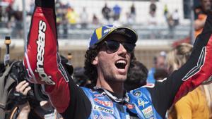 Alex Rins celebra su victoria