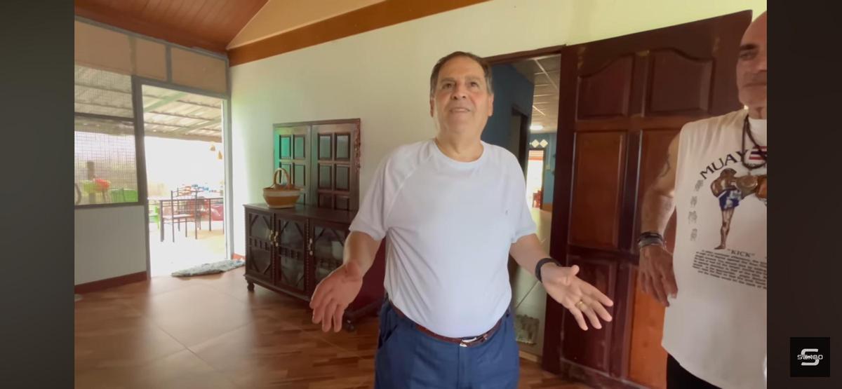 Luis enseñando su casa en Udon Thani.