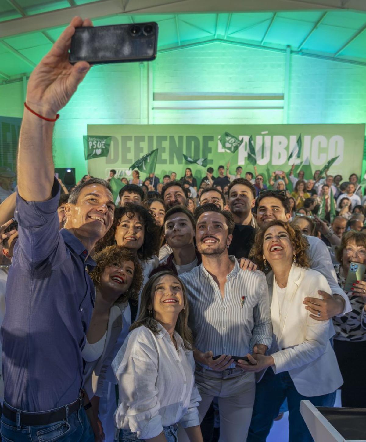 Pedro Sánchez en un míting preelectoral a Gibraleón (Huelva).  | ALBERTO DÍAZ / EFE