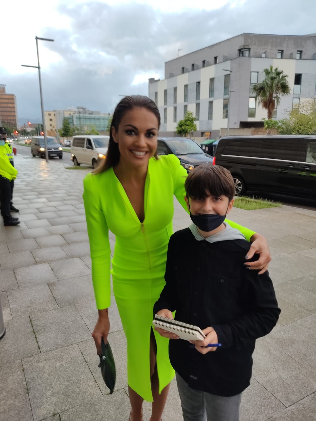 Maria, la niña que reúne más fotos y autógrafos en la gala de Los40 Music Awards