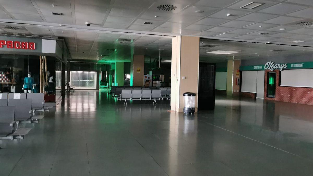 Un incendio en la central eléctrica del aeopuerto de Ibiza ha dejado sin luz las instalaciones