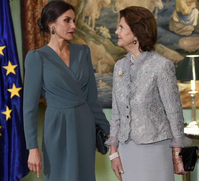 La reina Letizia habla con la reina Silvia, en Estocolmo