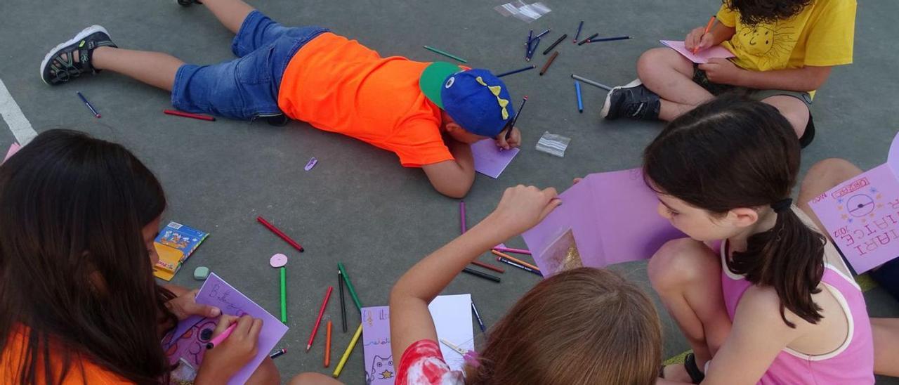 Infants fent activitats al pati de l’escola Torres Amat de Sallent, ahir al matí | QUERALT CASALS