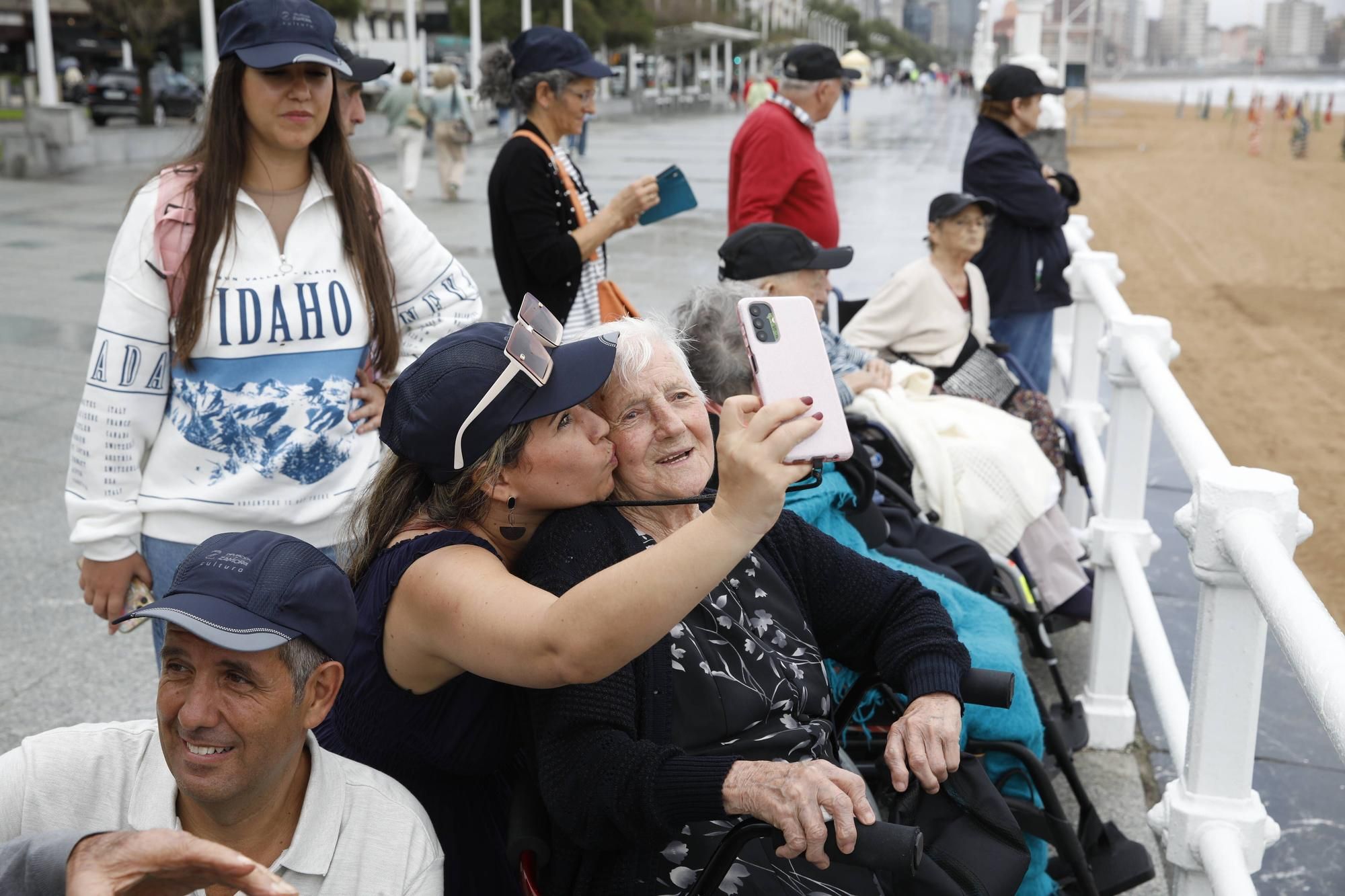 Mayores de la residencia de ancianos de Peleas de Abajo ven por primera vez el mar en Gijón