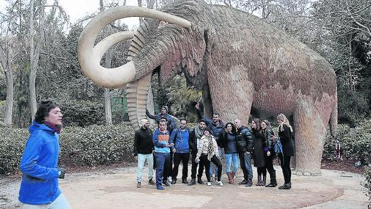 El mamut de cemento del parque de la Ciutadella, plantado allí desde 1907, era la primera pieza dedicada al Arca de Noé y acabó siendo la única.