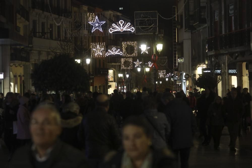 Avilés enciende sus luces de Navidad.