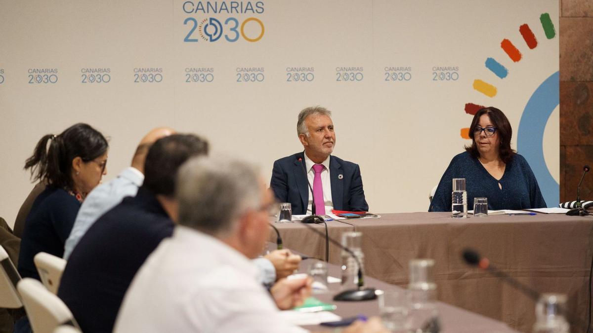 Reunión celebrada en la mañana de ayer entre el presidente de Canarias, la consejera de Educación y los sindicatos. | | LP/DLP