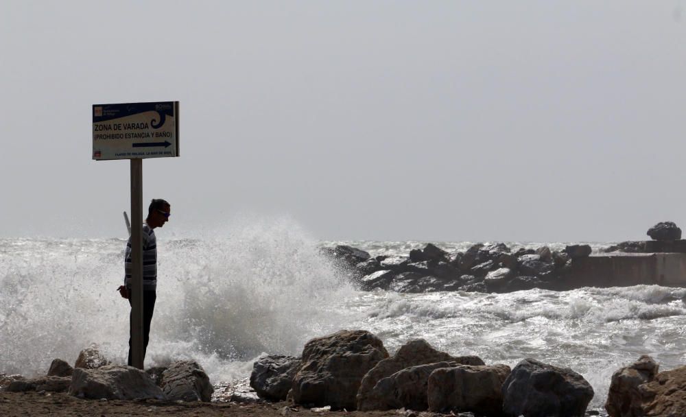 Málaga capital vive una jornada marcada por el fuerte viento, que ha afectado a playas y paseos marítimos y ha obligado a cortas las comunicaciones marítimas con Melilla.