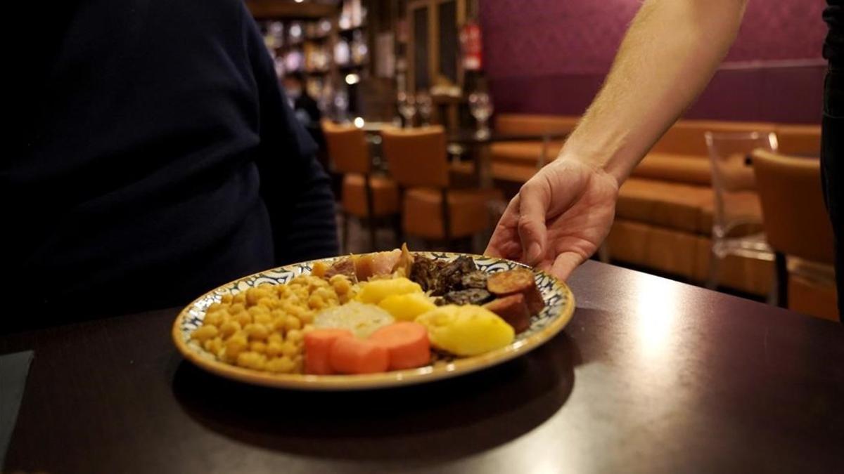 undefined55849010 madrid 12 11 2020 un plato de cocido en un restaurante cas201112185914