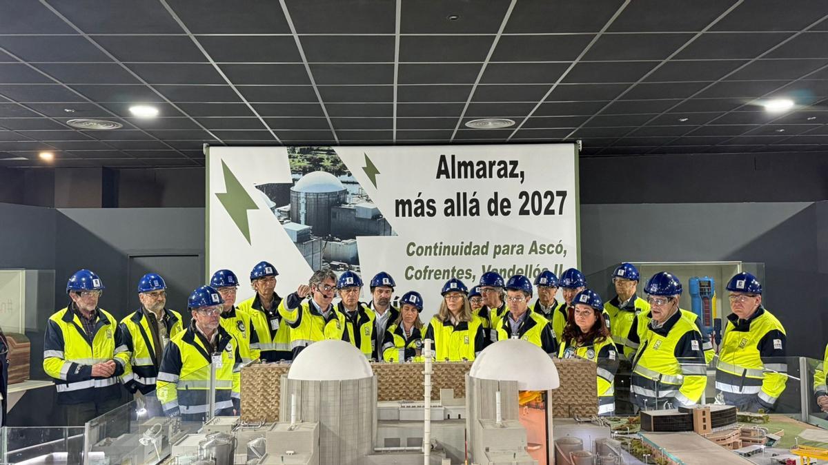 Los ingenieros atienden las explicaciones frente a la maqueta del centro de informacion de la central.