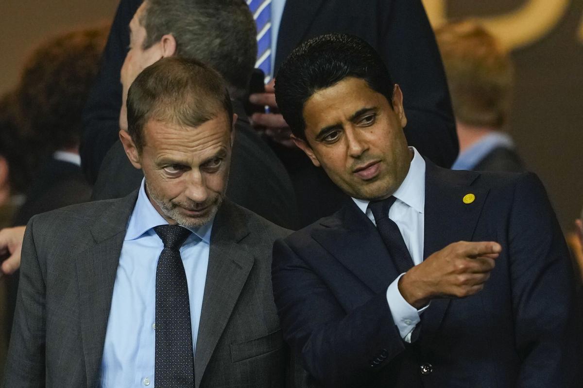 Aleksander Ceferin charla con Nasser Al-Khelaïfi durante el FC Barcelona-PSG de Champions League