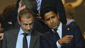 Aleksander Ceferin charla con Nasser Al-Khelaïfi durante el FC Barcelona-PSG de Champions League