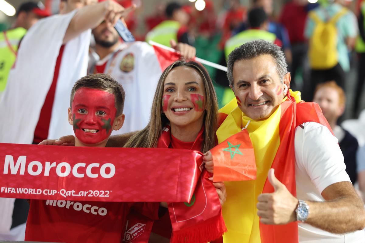 Doha (Qatar), 06/12/2022.- A fan of Spain (R) and fans of Morocco pose ahead of the FIFA World Cup 2022 round of 16 soccer match between Morocco and Spain at Education City Stadium in Doha, Qatar, 06 December 2022. (Mundial de Fútbol, Marruecos, España, Catar) EFE/EPA/Mohamed Messara