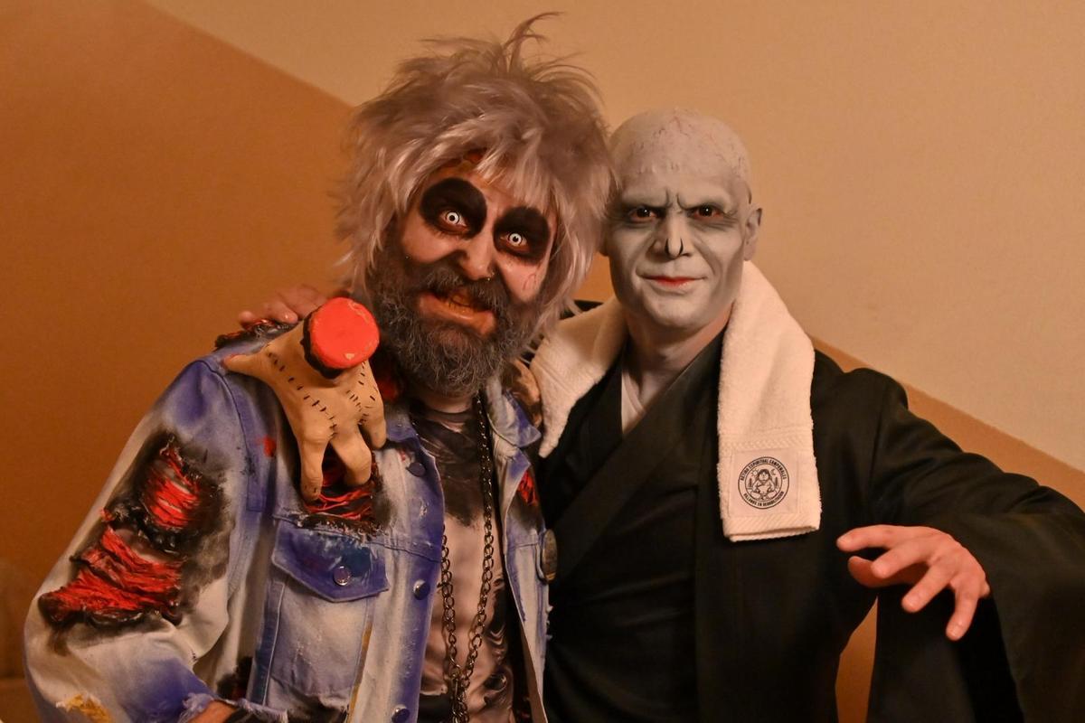 Los hermanos Álvarez: Manuel, a la izquierda, y Carlos, a la derecha, en camerinos durante la tercera preliminar del Comba 2026.