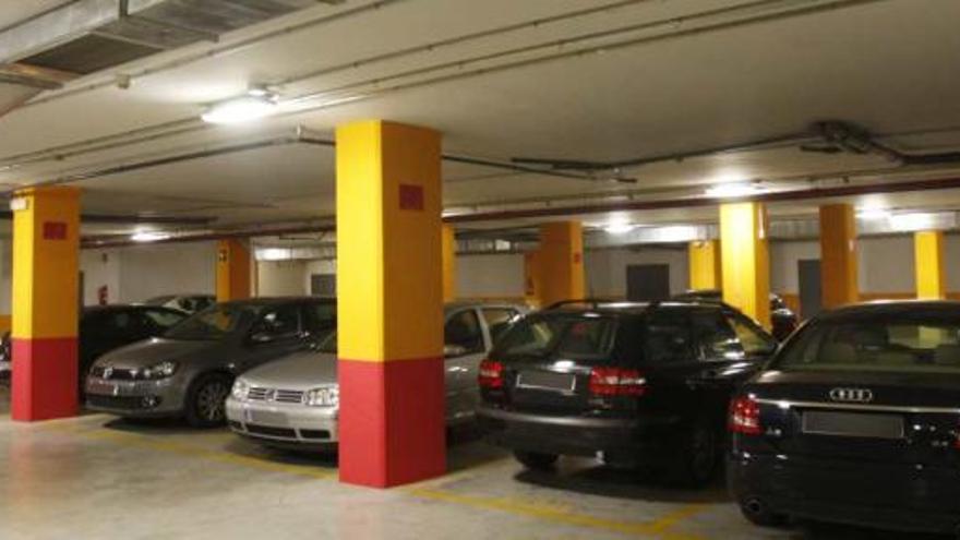 Imagen captada a las 13.45 horas de ayer que muestra la zona del parking destinada a los jueces. gregorio torres