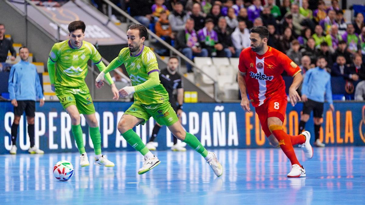 Vadillo conduce el balón ante Tomaz.