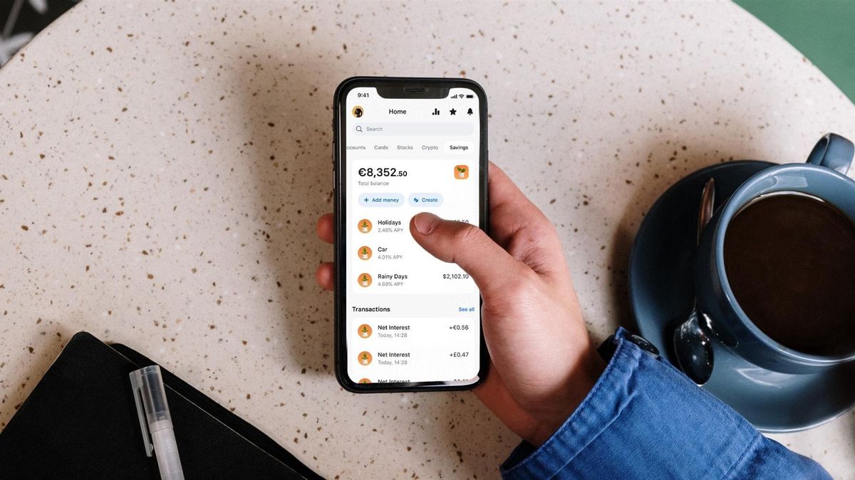 Un usuario accede a la aplicación del neobanco Revolut.