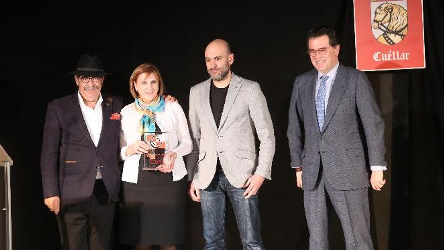 Cecilio Lera, Minica y Luis Alberto recogen en Cuéllar el premio al &quot;Mejor restaurante de Castilla y León&quot;.