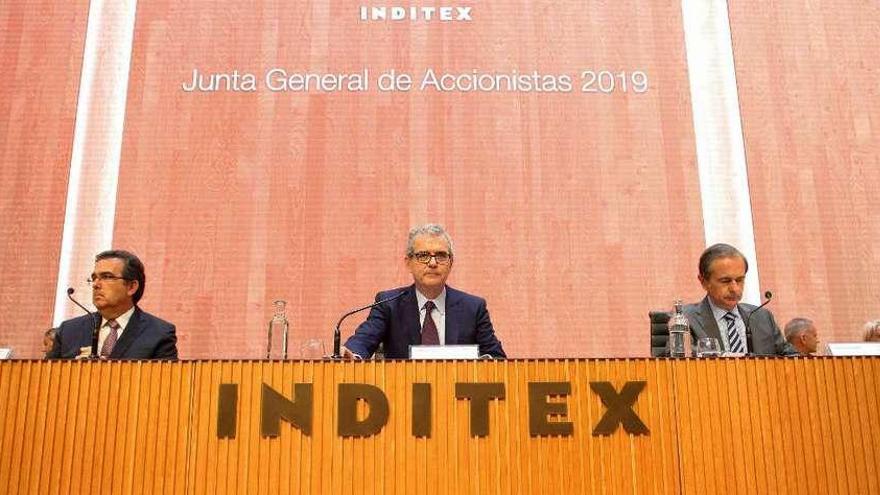 Junta general de accionistas de Inditex, presidida por Pablo Isla (en el centro). // Efe