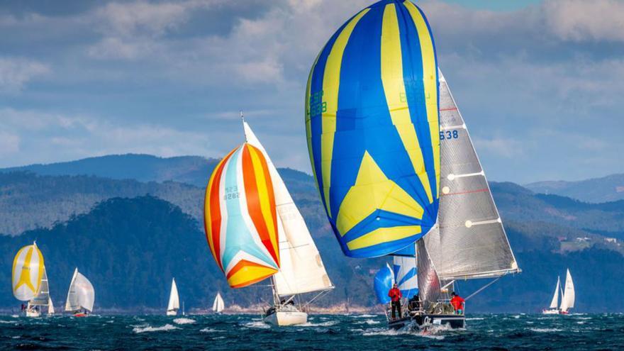 Medio centenar de barcos llenan de color la ría en la Regata Interclubes