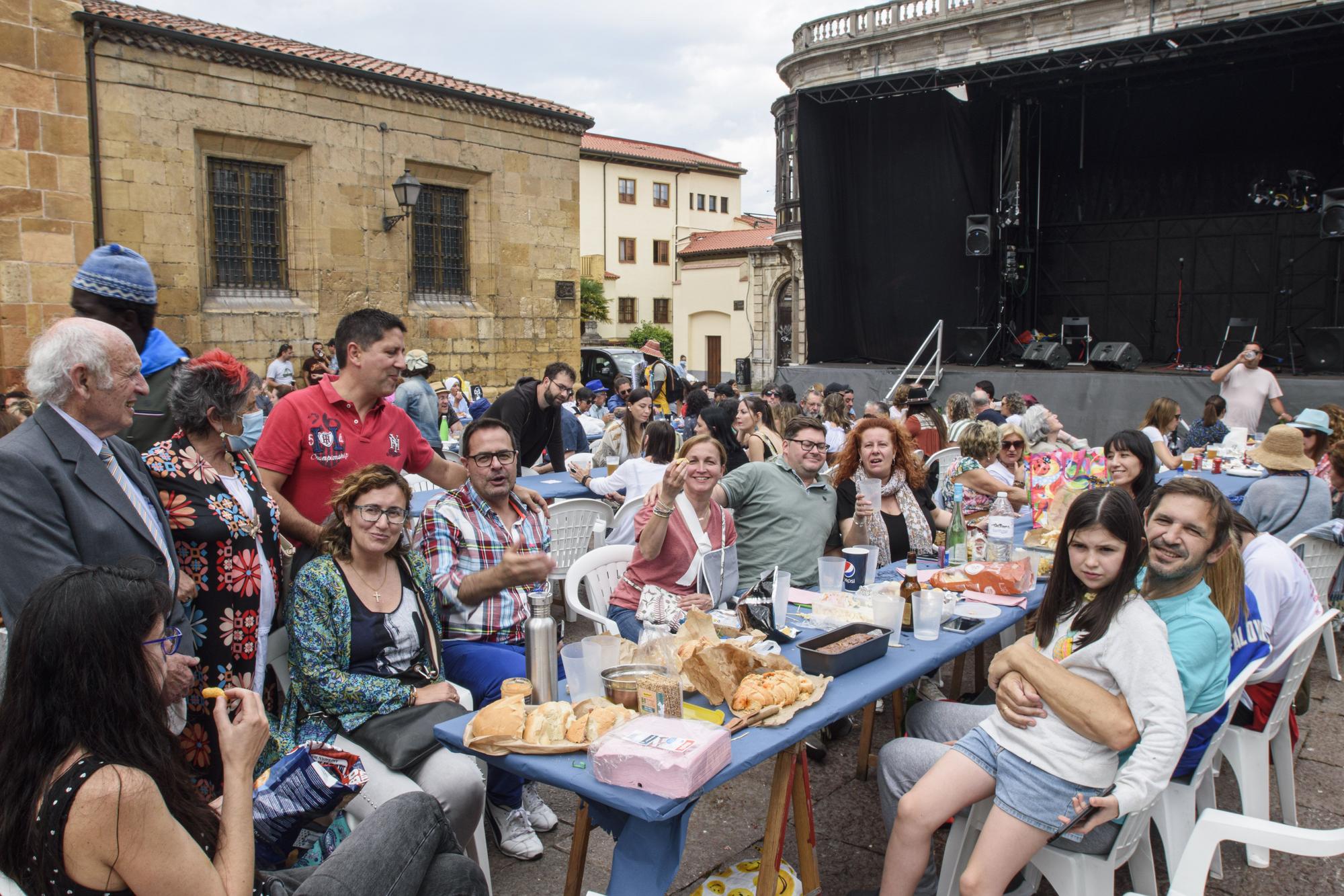 El Antiguo recupera su comida en la calle tres años después