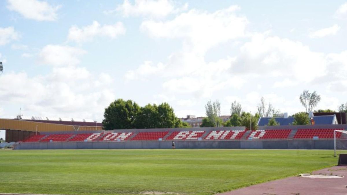 Estadio Vicente Sanz, en Don Benito, tras la reforma de la grada de preferencia.