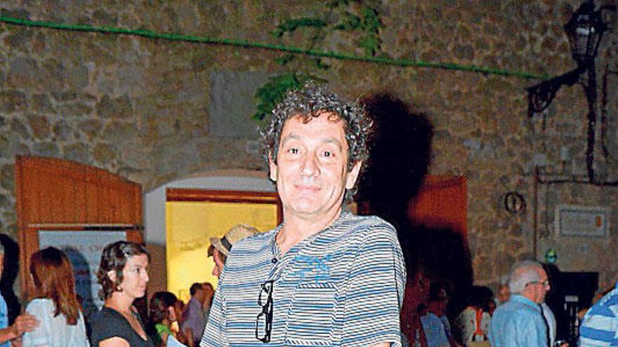 El recién galardonado con el Premio Nacional de Cine, Agustí Villaronga, también acudió a la inauguración para contemplar la obra de Sancho.