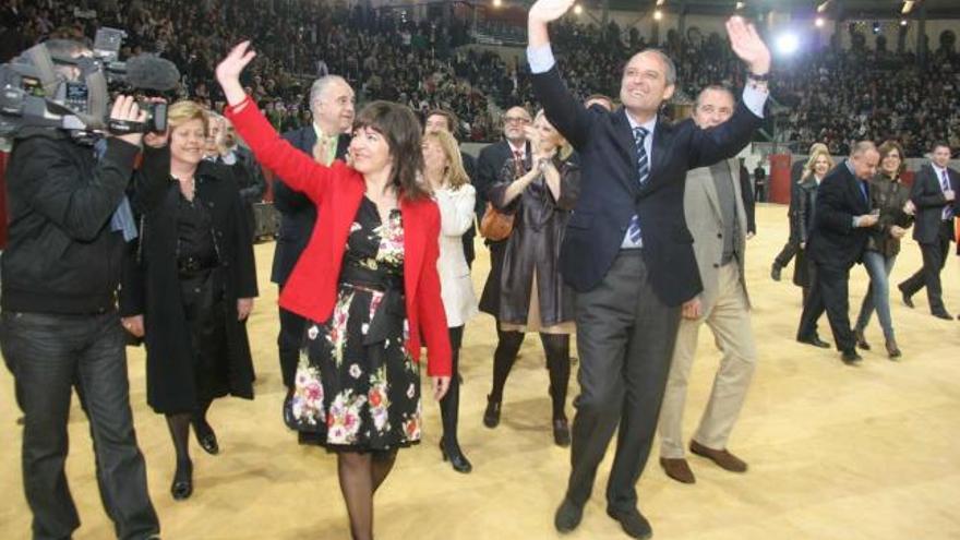 Celia Lledó y Camps junto a varios consellers el día de la inaguración de la plaza de toros de Villena.