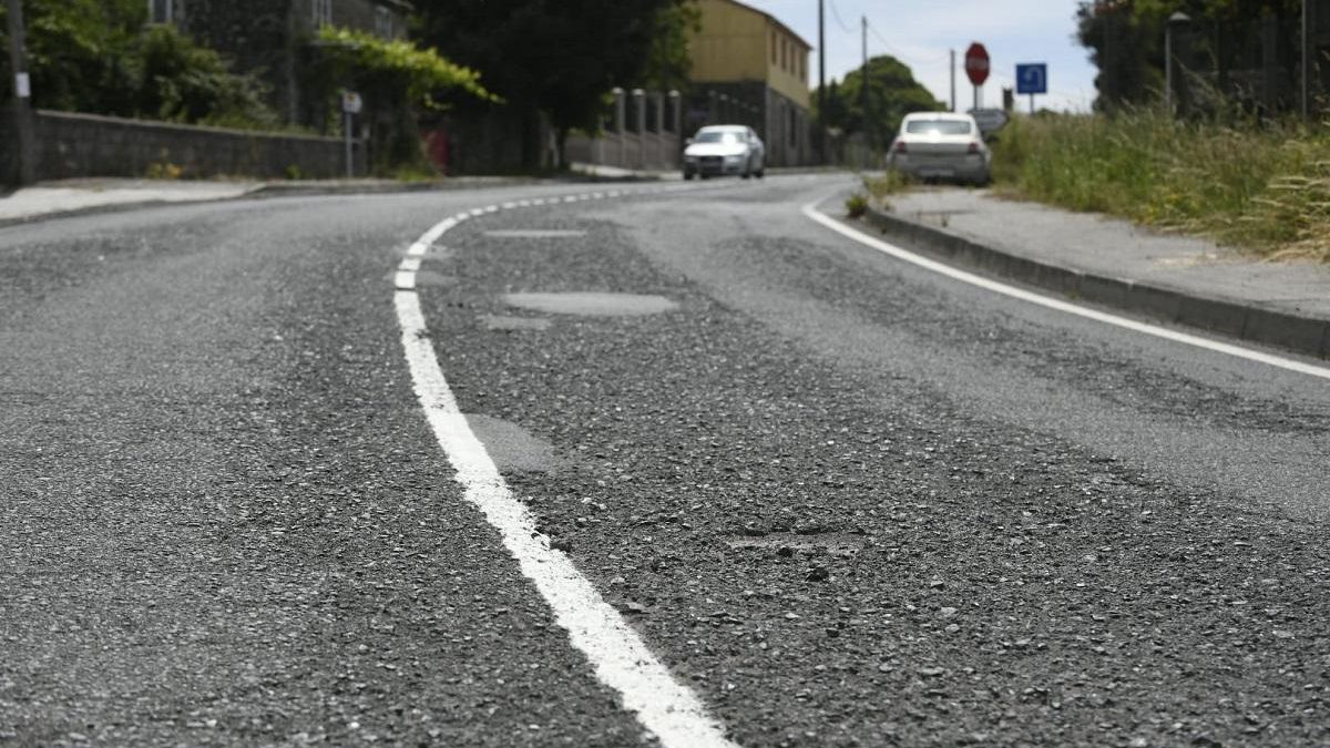Una carretera en mal estado en Silleda