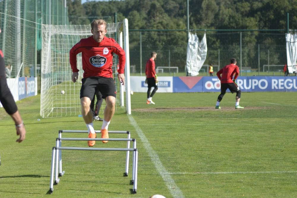 Natxo González programó una sesión con circuito físico, ejercicios tácticos y acciones a balón parado en el penúltimo entrenamiento antes de recibir al Elche en Riazor.