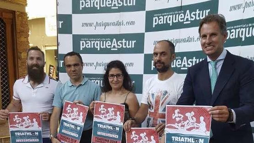 Damián Benigno, Iván Fernández, Nuria Gómez, Mario Reis y César López, ayer, durante la presentación del triatlón.