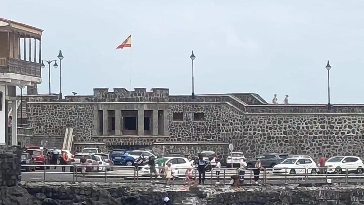 Rescatado un hombre tras lanzarse al agua en una zona de difícil salida en Puerto de la Cruz