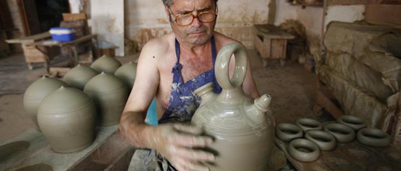 Un alfarero crea un botijo en su torno, en una imagen de archivo.