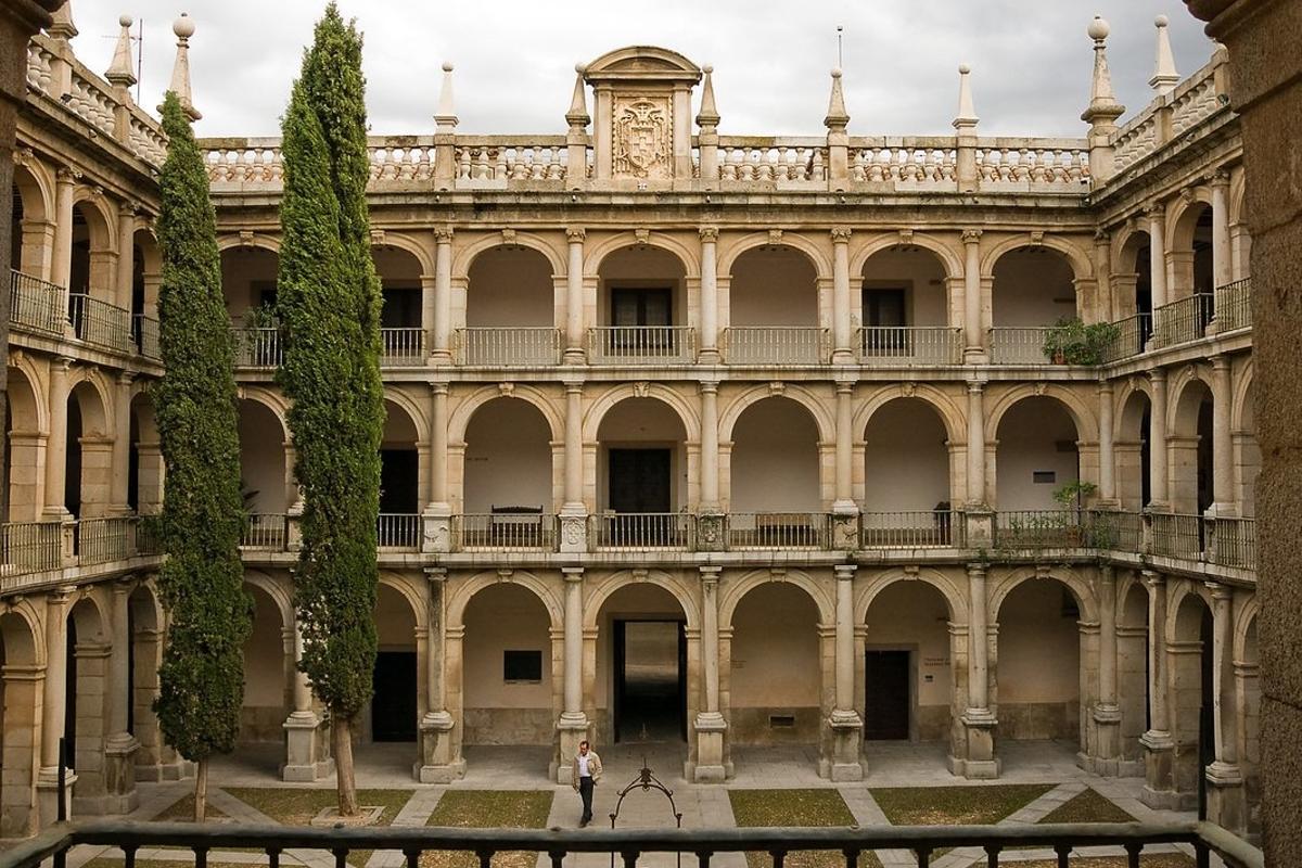 Patio de Santo Tomás de la Universidad de Alcalá de Henares, fundada en 1499.