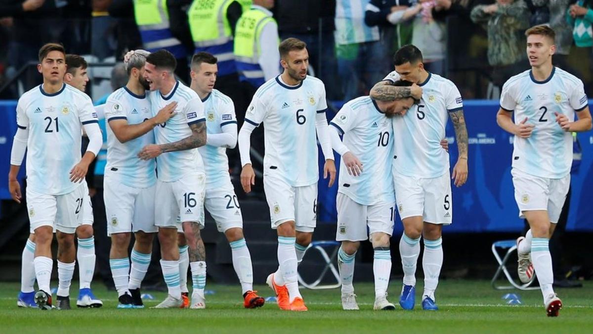 Los jugadores argentinos celebran el primer gol del partido, obra de Sergio Agüero.