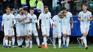 Los jugadores argentinos celebran el primer gol del partido, obra de Sergio Agüero.