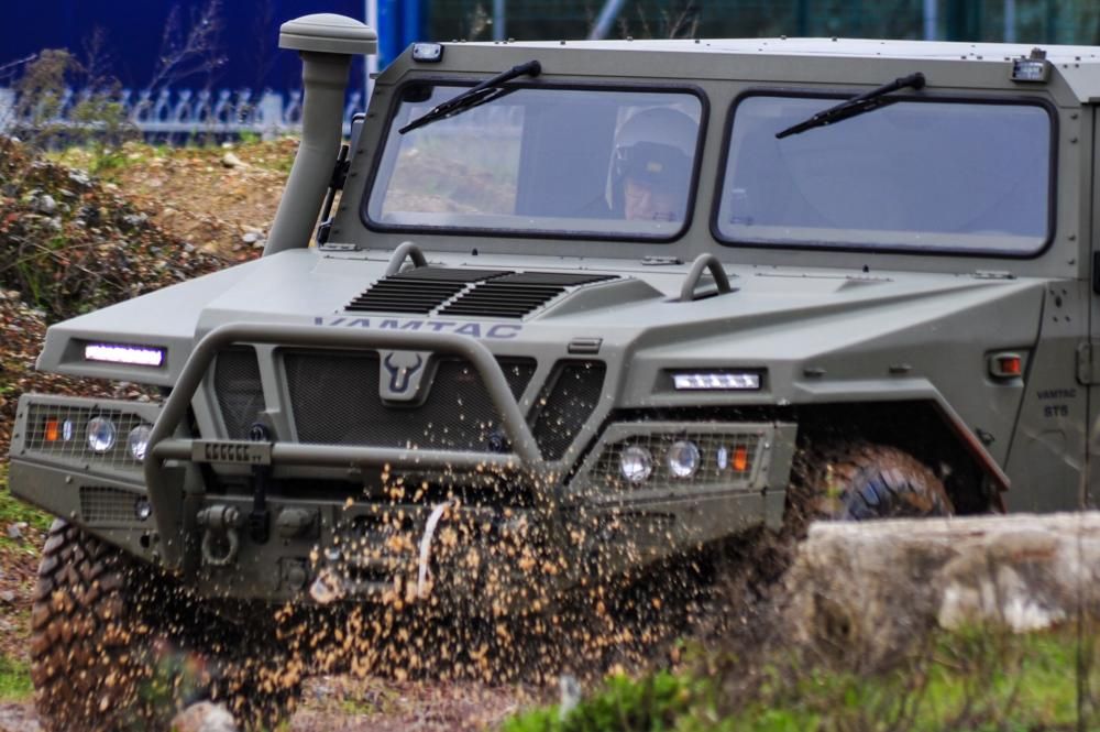 Feijóo visita la fábrica militar de Valga