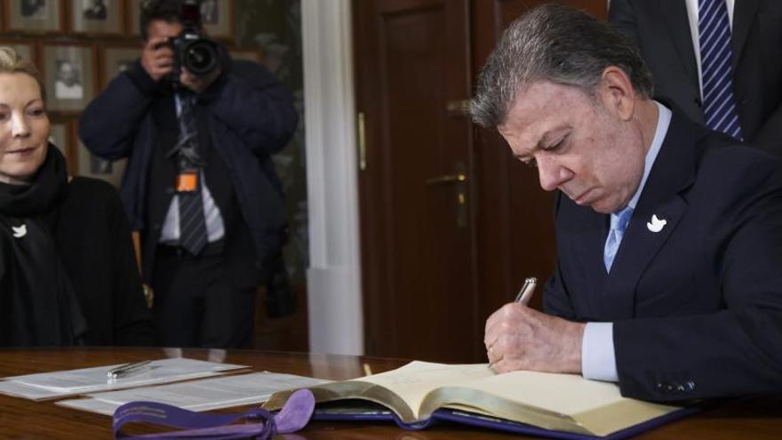 Santos firma un protocolo en el Instituto Nobel.