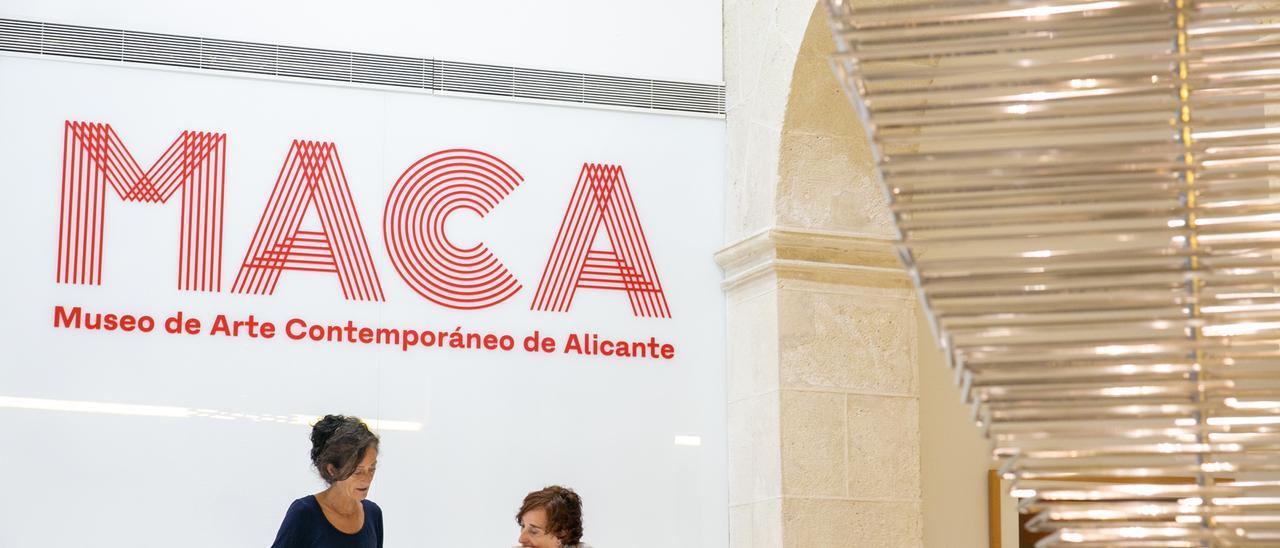 El nuevo logo en el interior del museo, donde aparecen la artista Eulàlia Valldosera y la conservadora del MACA, Rosa Castells.