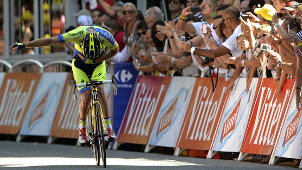 Michael Rogers se dispone a cruzar en primer lugar la meta de la 16ª etapa del Tour, en Bagnères de Luchon