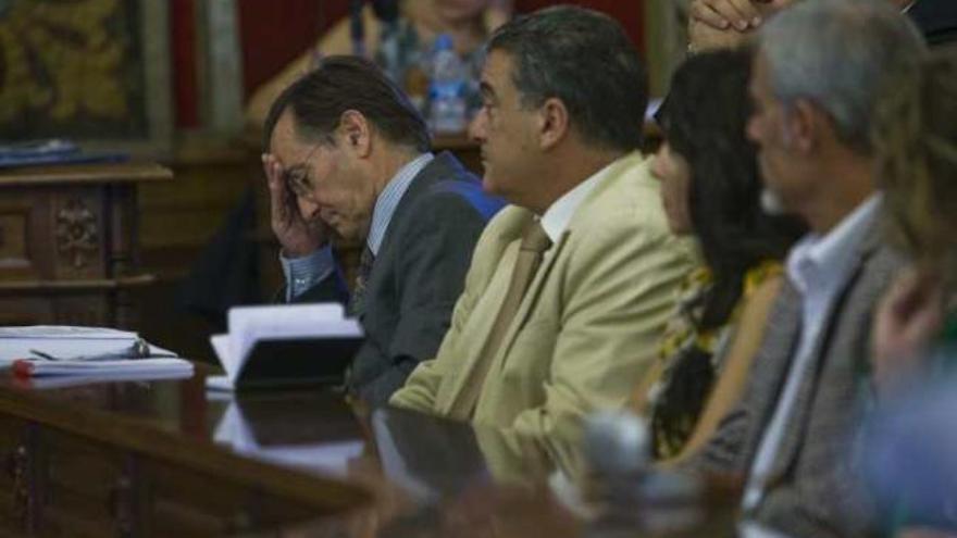 Bancada socialista, con Ull a la izquierda, durante el debate de la ciudad.