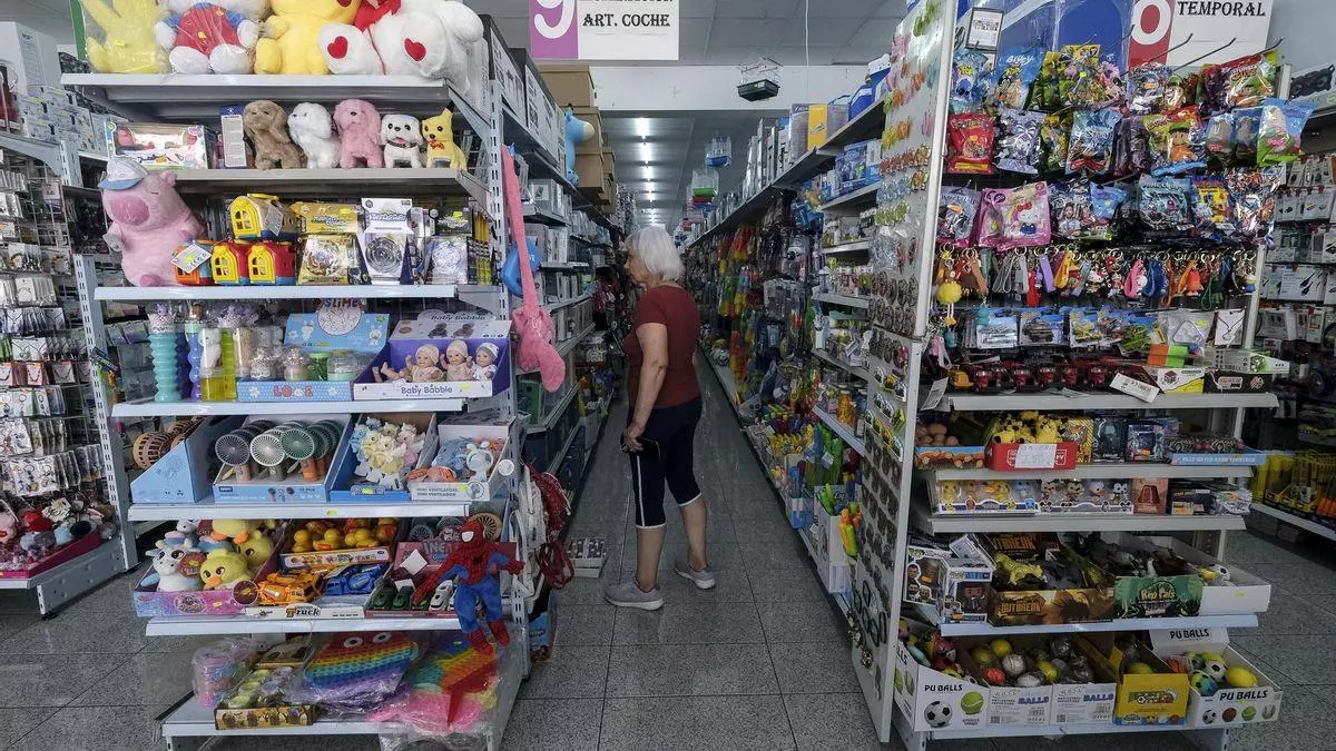 El 'Made in China' abandona los bazares en Canarias y sube a la red