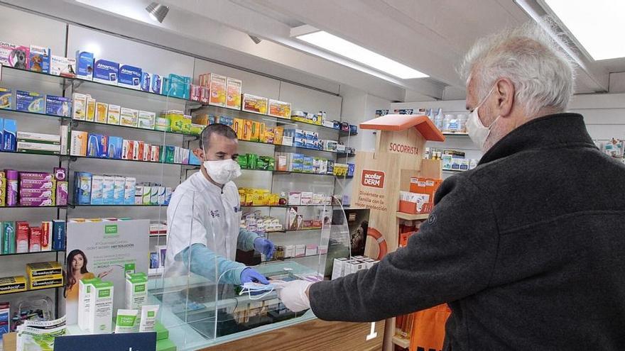 Venta de mascarillas en una farmacia.