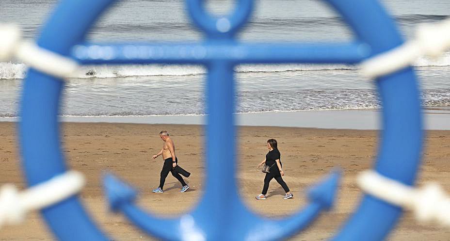 Dos paseantes en el arenal de Salinas.