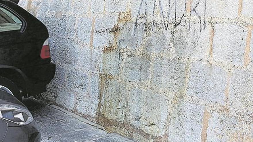 La pintada en la muralla solo podrá quitarse con un método especial